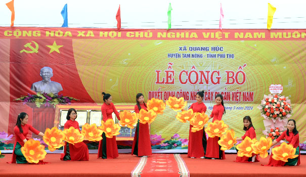 Phú[-]Thọ:[-]Trồng[-]cây[-]đầu[-]Xuân[-]và[-]đón[-]nhận[-]Cây[-]Di[-]sản[-]tại[-]Quang[-]Húc